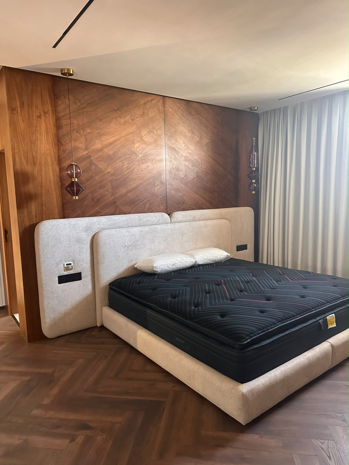 Lit et tête de lit sur mesure avec habillage bois