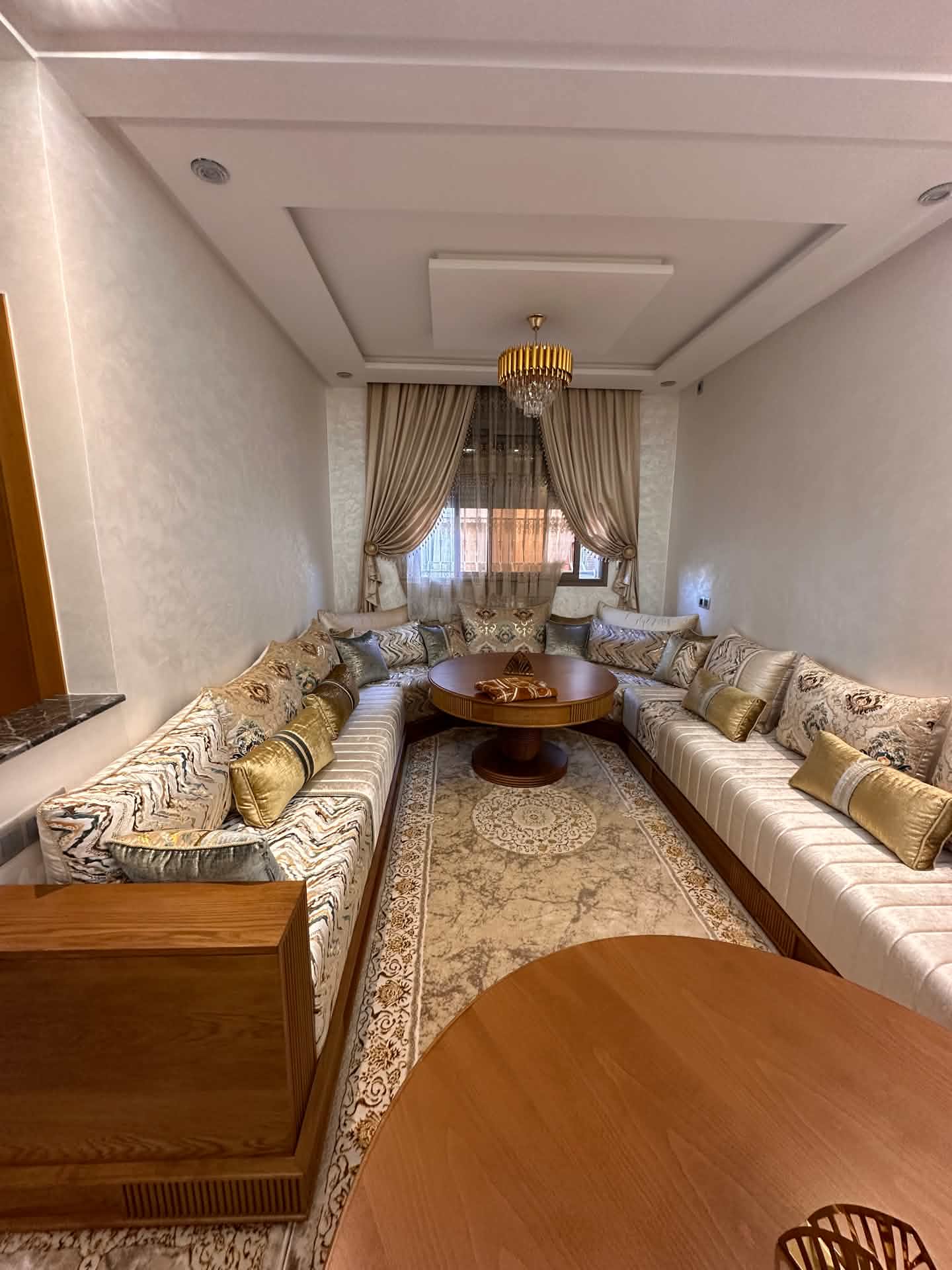 Salon marocain avec tables en bois sur mesure